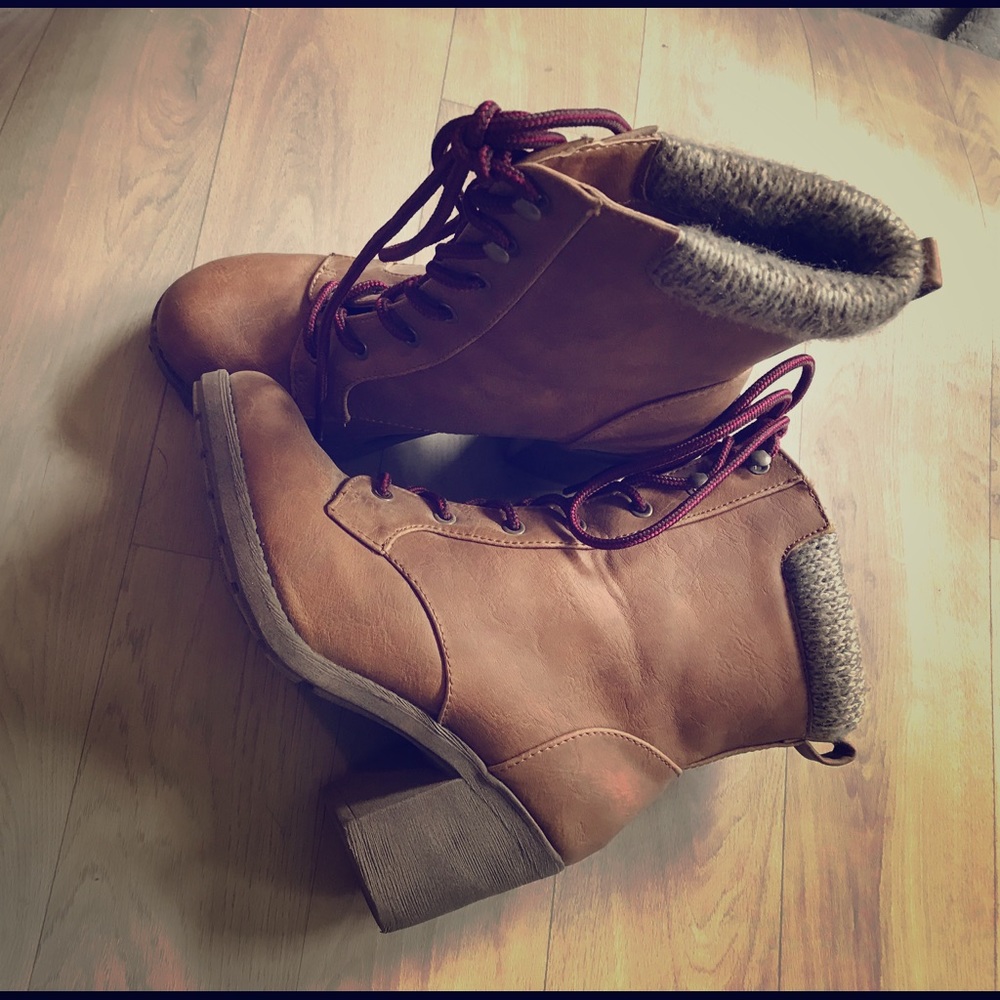 Heeled lace up boots